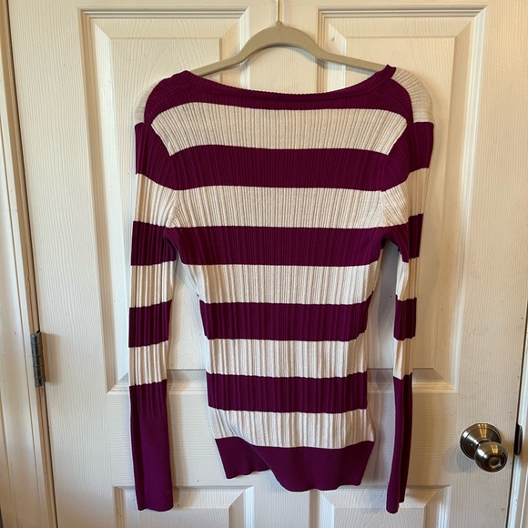Juniors Size XL V Neck Sweater $8 - Picture 2 of 4
